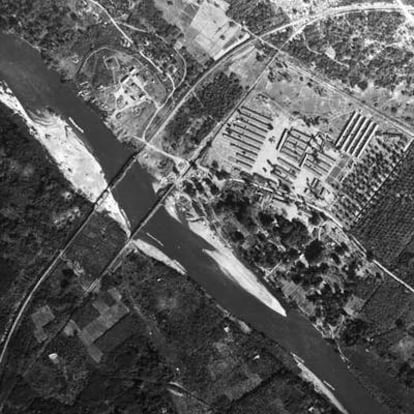 1945: puentes sobre el río Mae Klong (Tailandia) construidos por prisioneros británicos e inmortalizados por David Lean en<i> El puente sobre el río Kwai.</i>