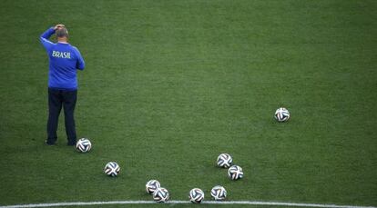 O técnico da seleção brasileira, durante um treinamento.