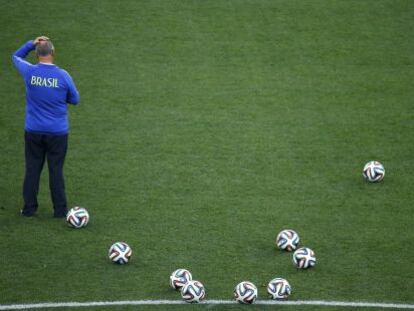 O técnico da seleção brasileira, durante um treinamento.