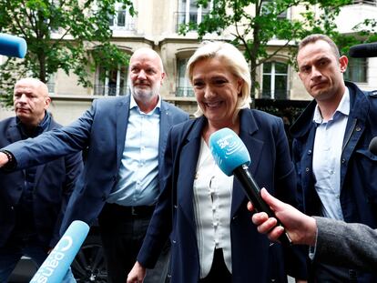 Marine Le Pen, rodeada por periodistas a su llegada a la sede del partido en París, este lunes.