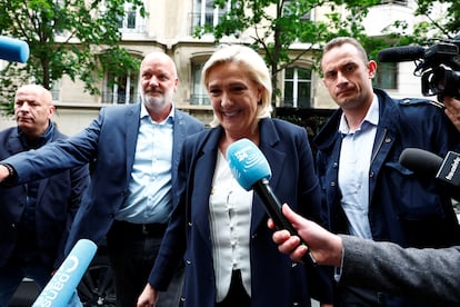 Marine Le Pen, rodeada por periodistas a su llegada a la sede del partido en París, este lunes.