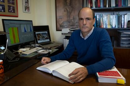 El catedrático de Telecomunicaciones de la Universidad de Sevilla, Juan José Murillo, en su despacho trabajando en el programa Aracne.
