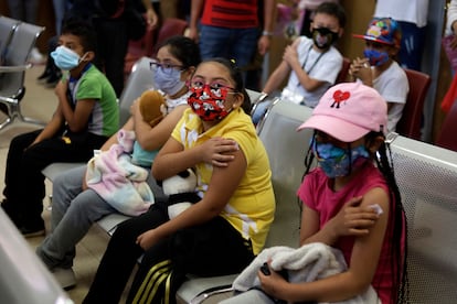 Niños después de recibir una vacuna en el Centro Médico Minas de Cristo, en Ciudad de México.