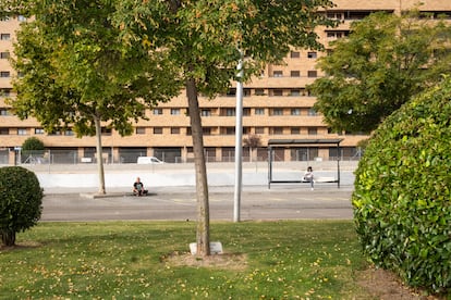 
Una de las paradas de autobús del Quiñón, cuya frecuencia es de una hora para la línea que comunica el barrio con Madrid. 
