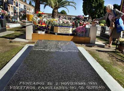 Una mujer arreglaba ayer una de las tumbas del cementerio de Paterna en la que fueron enterrados republicanos fusilados.