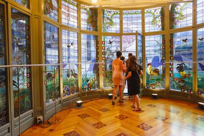 Salida al patio interior de la Casa Lleó i Morera, a través de la impresionante vidriera de forma redondeada que cubre los cuatro pisos del inmueble.