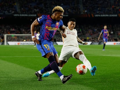 Adama ante Van Aanholt, en el partido entre el Barcelona y el Galatasaray.