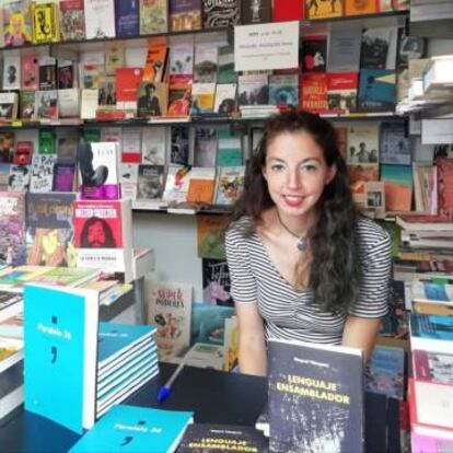 La escritora Raquel Vázquez, en la Feria del Libro de A Coruña, el pasado agosto.