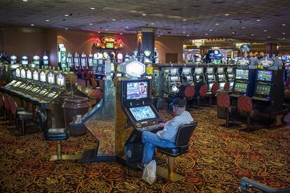 Un hombre juega a una tragaperras en el Hotel Casino Trump Taj Mahal de Atlantic City.