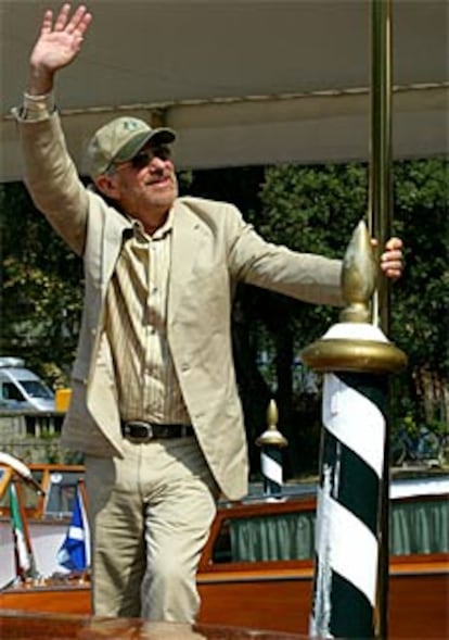 Spielberg saluda desde el taxi acuático en el que ha llegado a la isla veneciana del Lido.