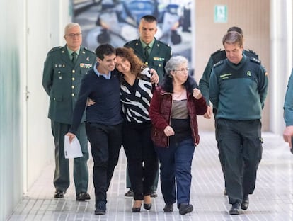 Alberto Encinas (segundo izq.) se abraza a su hermana Elena junto a la abuela de la niña y los responsables de la investigación.