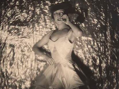 La Argentina, con traje bolero, en el papel de la Niña Bonita (1929), en foto de D'Ora.
