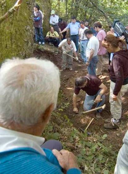 Exhumación realizada en A Fonsagrada en 2007.