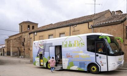 Una usuaria se dirige al vehículo estacionado en Espino de la Orbada (240 habitantes). Javier Ríos y su compañera Cristina Martín sostienen que este trabajo les ha permitido conocer a los charros “como a una familia” y celebran poderles proporcionar esta doble ayuda.