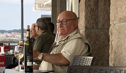 Manuel Charlín, en 2018, en una terraza de Vilanova de Arousa.