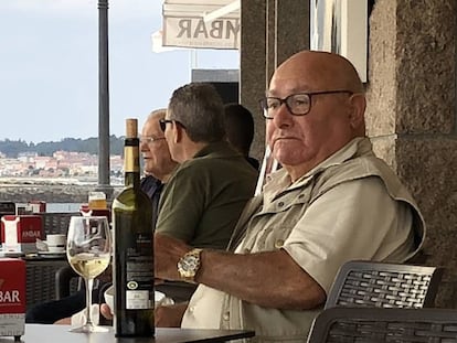 Manuel Charlín, en 2018, en una terraza de Vilanova de Arousa.