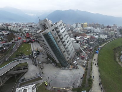 Um edifício residencial completamente inclinado depois de ter colapsado a primeira planta depois do terremoto em Hualien (Taiwán), o 7 de fevereiro de 2018.