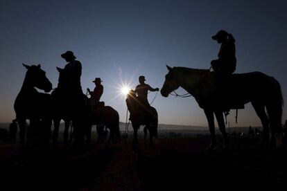 Jinetes mongoles esperan a que comience la carrera de "Soyolon" (caballos de cinco años de edad) durante el Festival de Naadam en Ulan Bator, Mongolia.