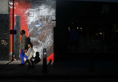 Peatones caminan por una calle de Shoreditch, al este de Londres.