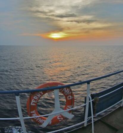 Atardecer durante la travesía en barco entre las islas de Java y Borneo.