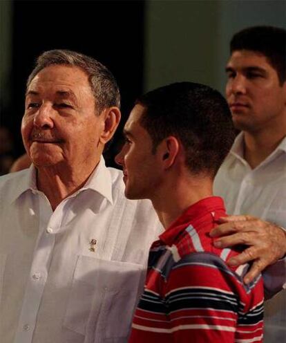 Raúl Castro y Elián González, durante la misa celebra en La Habana 10 años después del regreso del joven a la isla.