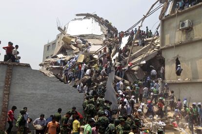 Cientos de personas ayudan en el rescate de supervivientes del edificio derrumbado en Dacca (Bangladesh).