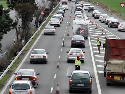 Atascos a la salida de la autopista N-1, Burgos-Armiñón, en Álava.