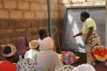 Madame Suzanne Ilboudo considera esencial la alfabetización para que la mentalidad de la gente cambie y para que las mujeres tengan más oportunidades de desenvolverse solas. La tasa de alfabetización femenina en Burkina Faso entre 15 y 24 años es del 33,1% frente al 46,7% de hombres, según el Informe de 2014 de los Objetivos de Desarrollo del Milenio de Naciones Unidas.
