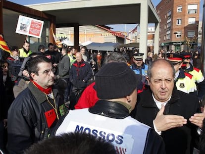 El consejero de la Generalitat, Felip Puig, es recibido con gritos, pancartas y silbidos en el Mercado de Vilanova del Camí.