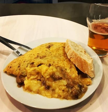  Hay quien podría vivir sin problema alimentándose exclusivamente a base del trío que ofrece este bar de tapas: tortillas + croquetas + cerveza. Ni se te ocurra esperar una tortilla cuajada, porque quien así lo hace “no tienen ni idea de tortillas”, dicen los responsables de este bar. Para el relleno, triunfa la de pulpo, la de brie y, sobre todo, la de boletus con cebolla pochada. </p> <a href="http://peztortilla.com"_blank">Pez Tortilla</a>. Calle Pez, 36 (Madrid).