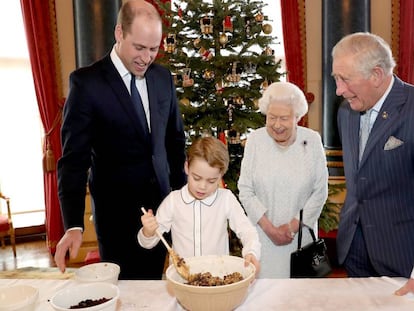 El príncipe Guillermo, el príncipe Jorge, Isabel II y el príncipe Carlos cocinan un pudin navideño en el palacio de Buckingham.