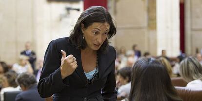 Dolores López, en el Parlamento andaluz.