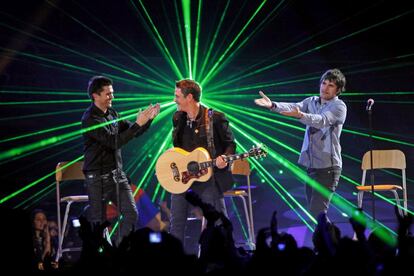 De izquierda a derecha, Juanes, Alejandro Sanz y Dani Martín, durante su actuación en la ceremonia de entrega de los premios de la emisora de radio 40 Principales, en 2010.