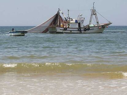 Un barco pesquero, a pocos metros de la orilla de Doñana, el pasado 17 de julio.