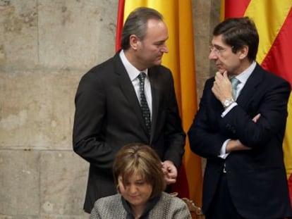 Alberto Fabra con el presidente de Bankia, José Ignacio Goirigolzarri, tras la consejera Isabel Bonig.