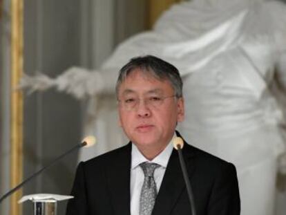 El premio Nobel de Literatura, Kazuo Ishiguro, ofrece una rueda de prensa tras la lectura de su discurso de aceptaci&oacute;n.