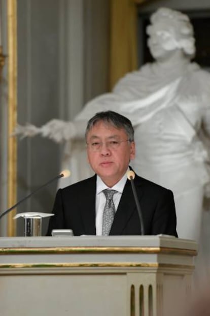 El premio Nobel de Literatura, Kazuo Ishiguro, ofrece una rueda de prensa tras la lectura de su discurso de aceptaci&oacute;n.