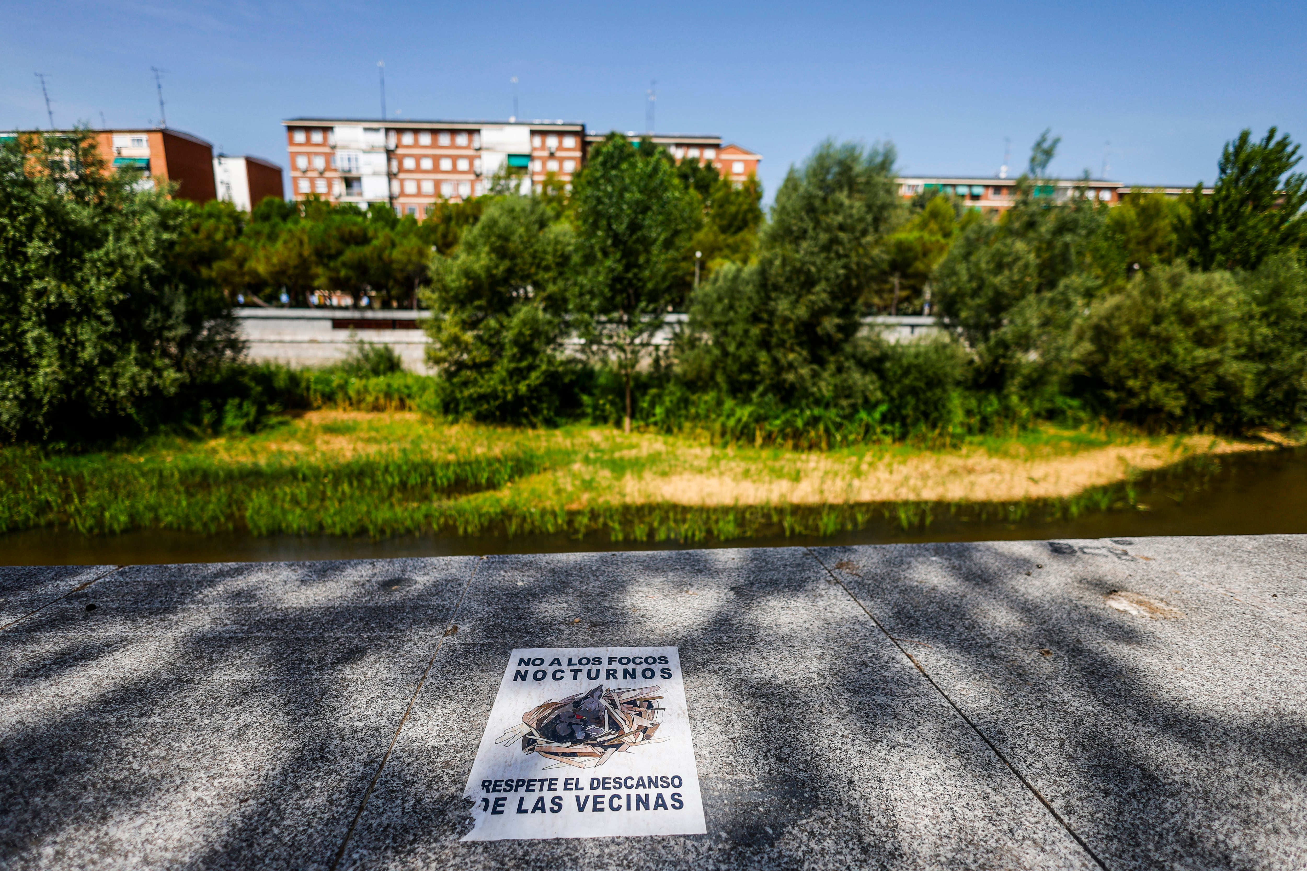 Instalan la iluminación nocturna en el río Manzanares pese a la oposición de ecologistas y 85 científicos