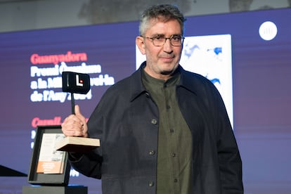 El escritor valenciano Manuel Baixauli gana este jueves el Premio Òmnium a Mejor Novela del Año en catalán con 'Cavall, atleta, ocell'.