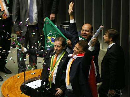 Paulinho da For&ccedil;a e Wladimir Costa durante vota&ccedil;&atilde;o