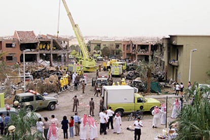 Una multitud contempla los escombros del barrio de Al Hamra, en Riad, tras los atentados de la madrugada de ayer.
