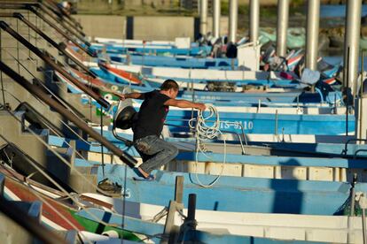 Un pescador prepara su bote en un muelle pesquero antes de la llegada del tifón María a la ciudad de Nueva Taipei (Taiwan)