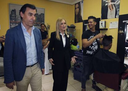 La presidenta de la Comunidad de Madrid, Cristina Cifuentes (c), junto al vicesecretario de Organización del PP, Fernando Martínez-Maillo (i), en una peluquería durante la visita que han realizado al barrio madrileño de Tetuán, dentro de la campaña para las elecciones generales del 26-J.