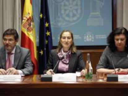 La ministra de Fomento, Ana Pastor (c); el secretario de Estado de Planificación e Infraestructuras, Rafel Catalá Polo (i) y la secretaria general de Transporte, Carmen Librero Pintado (d). EFE/Archivo