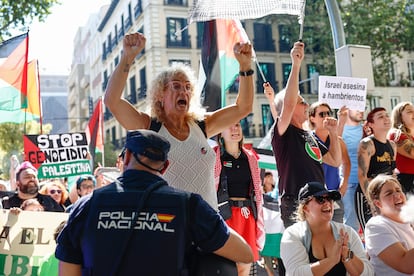 Cientos de personas protestan por la situación de Palestina en el Paseo de la Castellana, este domingo.