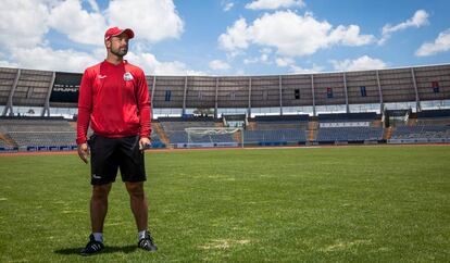 Puente, con silbato en mano, después de la práctica de su equipo