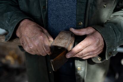 Francisco Gazitúa sostiene su martillo.