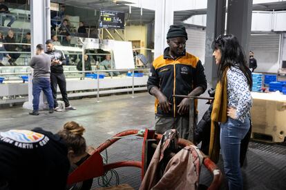 Caparrós habla con uno de sus trabajadores en la lonja de pescado del Port Vell, en Barcelona.  