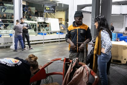 Caparrós habla con uno de sus trabajadores en la lonja de pescado del Port Vell, en Barcelona.