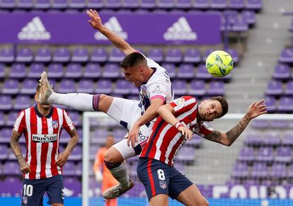 Federico San Emeterio (a la izquierda), del Valladolid,  lucha con Saúl Ñíguez.